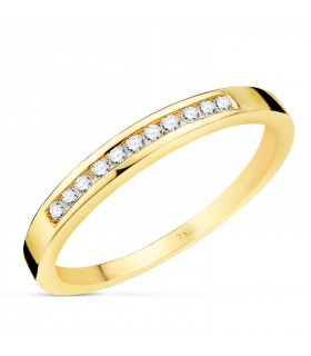 Alianza de boda para mujer en oro con un diamante talla corazón.