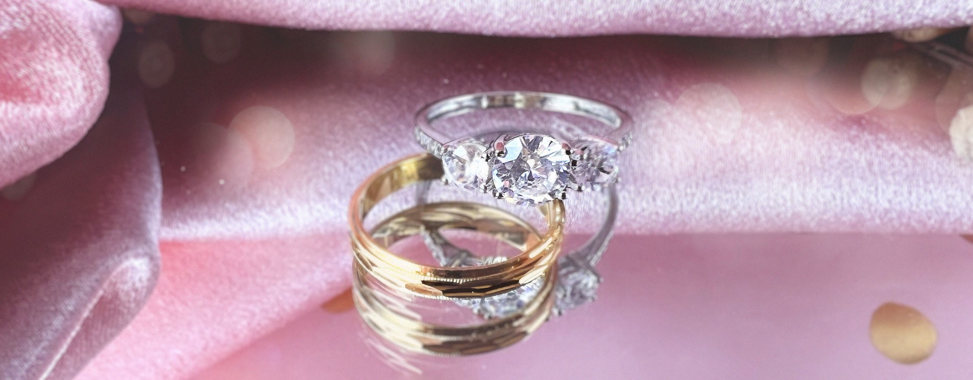 Cuál es la diferencia entre anillo de compromiso y anillo de boda? - Alda  Joyeros